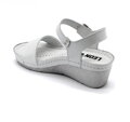 Leon 1070 Zdravotné kožené sandále na vyššom opätku biela 02