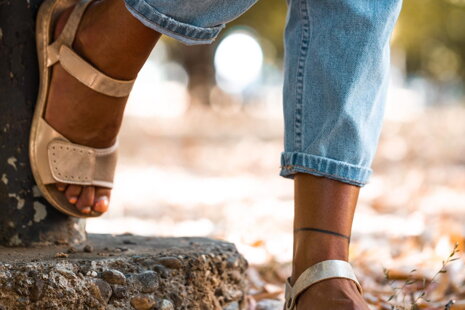 Trendy sandále LEON pre pohodlné leto: Ideálne riešenie pre Hallux valgus a Pätovú ostrohu
